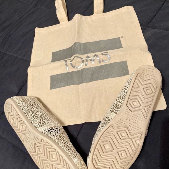 NWOT TOMS Women’s Floral Lace Slip On Flats. Size 10. No box. Free canvas bag. - Picture 4 of 6